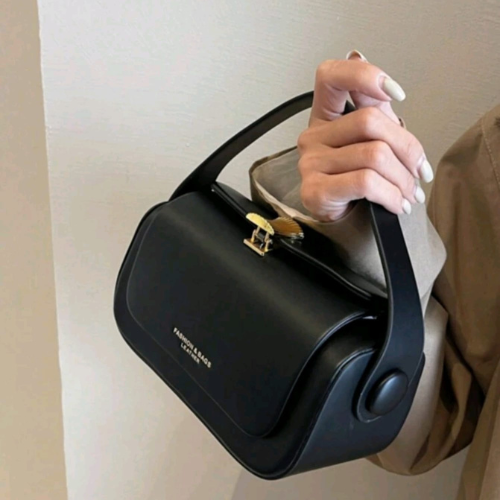 Mala de Mão Preta Elegante com Fecho Dourado Chique
