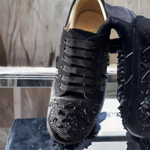 Sapatilhas de Luxo Pretas com Picos por Louboutin