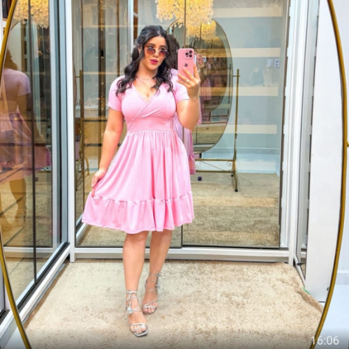 Vestido Rosa Curto com Folhos e Decote V Elegante